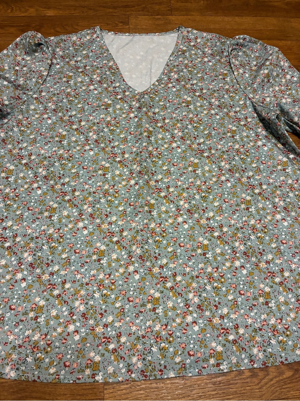 Women’s V-Neck Short Sleeve Shirt in Sage Floral Size XL